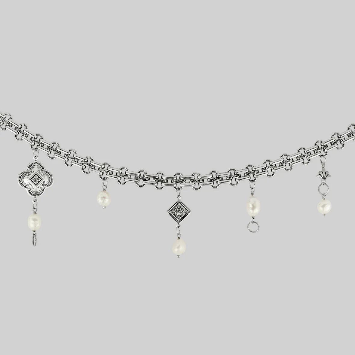 BANQUET. Pearl Charm Collar - Silver